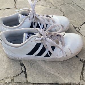 Adidas grand court sneaker size 3